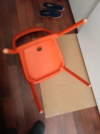 Silla naranja de plástico