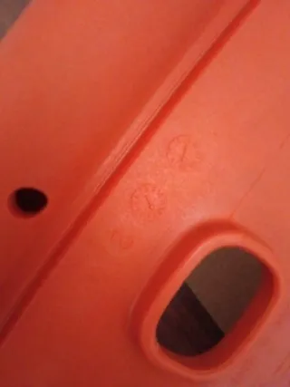 Silla naranja de plástico