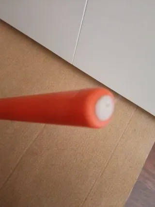 Silla naranja de plástico
