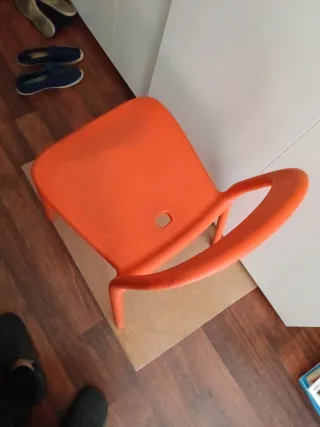 Silla naranja de plástico