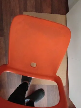 Silla naranja de plástico