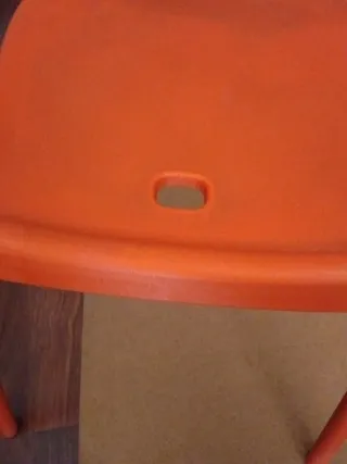 Silla naranja de plástico