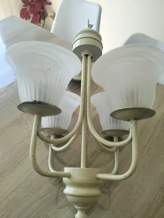 Lámpara colgante beige y blanca