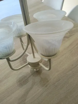 Lámpara colgante beige y blanca