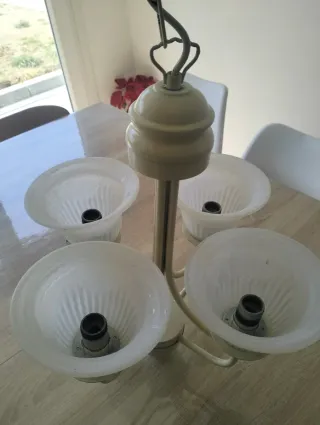 Lámpara colgante beige y blanca