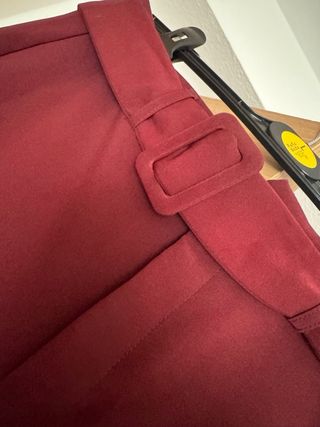 Pantalón pitillo elegante con cinturón