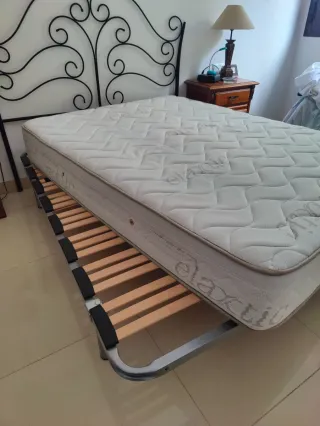 Cama con cabecero de forja y somier, de 1,35 x 1,8