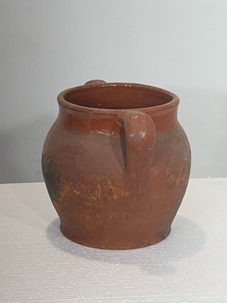Cántaro antiguo de barro con doble asa