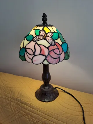 Lámpara de mesa Tiffany mariposas y flores