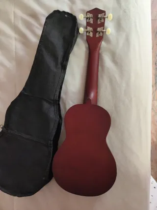 Ukelele Harley Benton con funda
