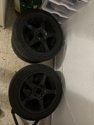 Llantas negras y gomas nuevas.