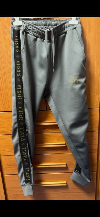 Pantalones SikSilk grises con detalles dorados