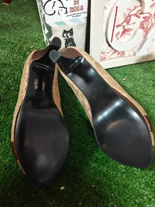Zapatos de tacón dorados con lazo