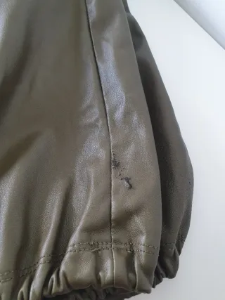 Pantalón cargo efecto piel Bershka verde.