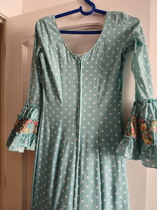 Traje de flamenca azul con volantes