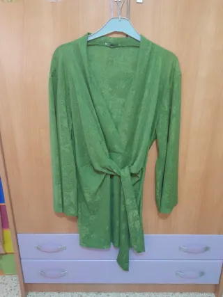 Vestido verde cruzado con lazada