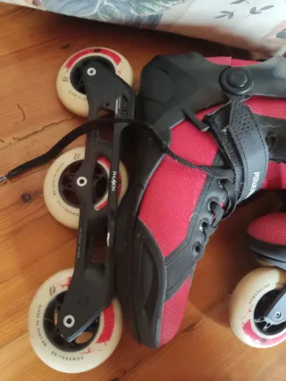 Patines en línea rojos y negros