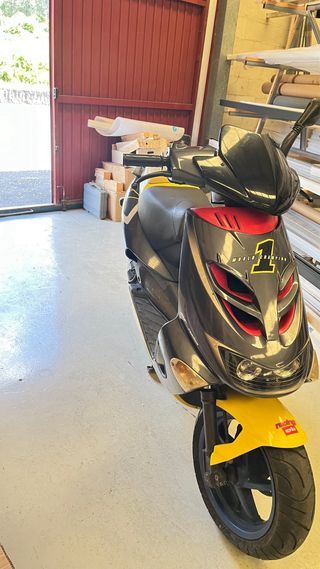 Scooter Aprilia 50cc Negra y Amarilla