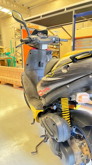 Scooter Aprilia 50cc Negra y Amarilla