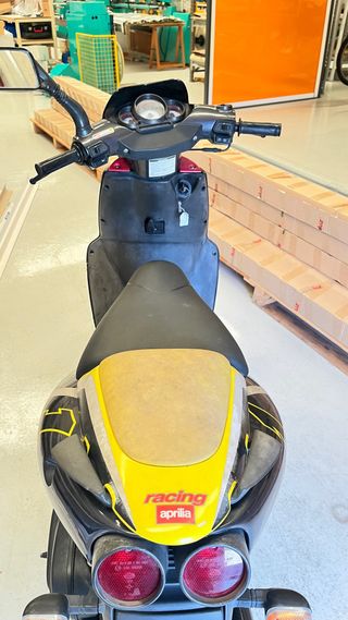 Scooter Aprilia 50cc Negra y Amarilla