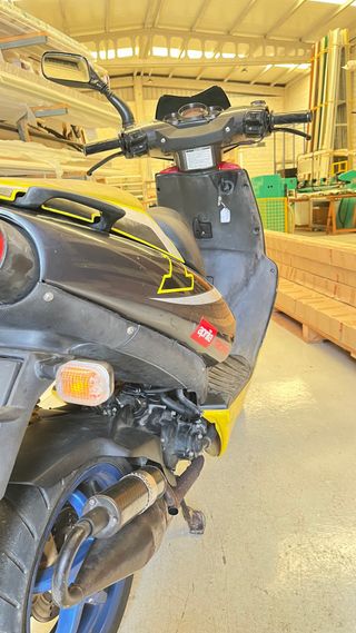 Scooter Aprilia 50cc Negra y Amarilla