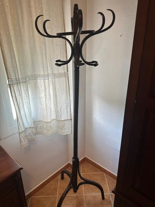Perchero de pie de madera oscuro
