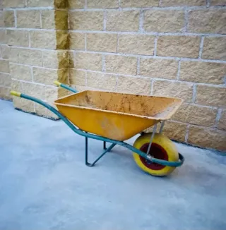 Carretilla amarilla de obra