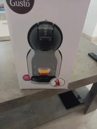 Cafetera Dolce Gusto Mini Me DeLonghi roja y blanc