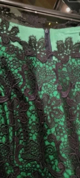 Vestido de fiesta verde y azul marino de guipur