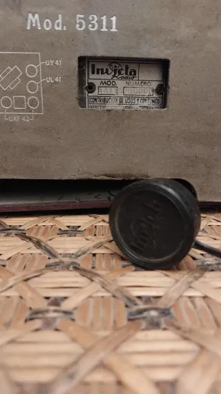 Radio de válvulas antigua Invicta