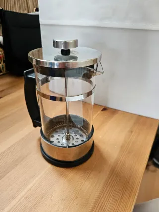 Cafetera de émbolo de cristal y metal
