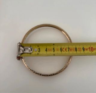 Pulseras doradas con grabado no se ponen feas