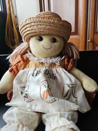 Bambola di pezza con cappello di paglia