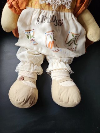 Bambola di pezza con cappello di paglia