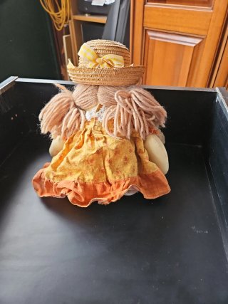 Bambola di pezza con cappello di paglia