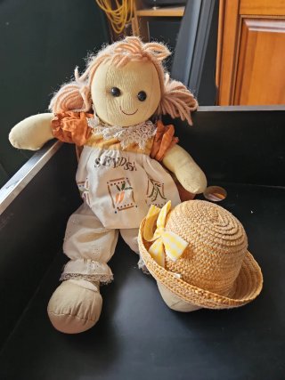 Bambola di pezza con cappello di paglia