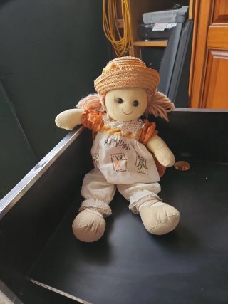 Bambola di pezza con cappello di paglia