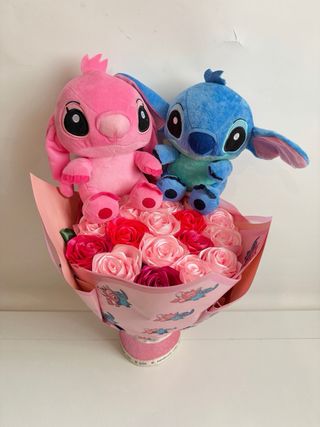 Peluche Stitch y Ángel con flores