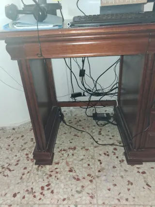 Escritorio de madera clásico