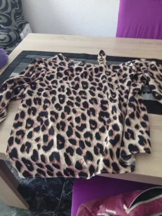 Elegante blusa con estampado de leopardo
