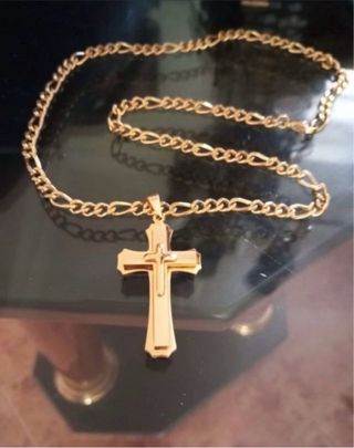 Collar con Cruz a 10€ la unidad.
