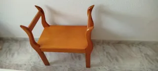 mesa y cuatro sillas, sofás, sofá cama y muebles.