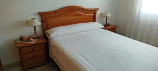 mesa y cuatro sillas, sofás, sofá cama y muebles.