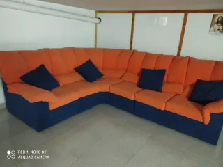 mesa y cuatro sillas, sofás, sofá cama y muebles.