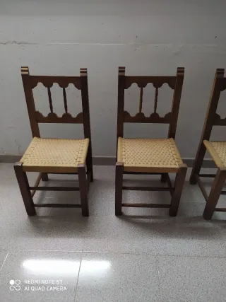 mesa y cuatro sillas, sofás, sofá cama y muebles.