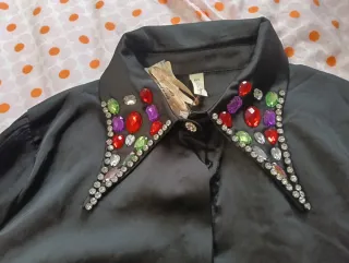 Conjunto Blusa Negra y Falda Roja