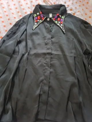 Conjunto Blusa Negra y Falda Roja