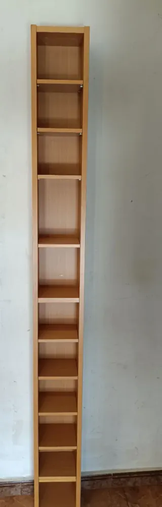 Estantería estrecha de madera