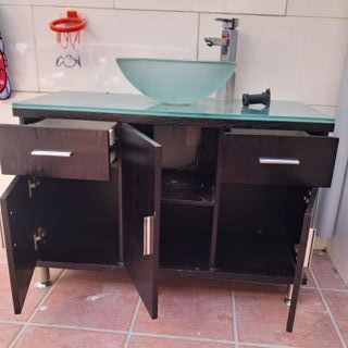 Lavabo de cristal con mueble de madera