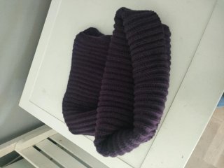 Collo invernale viola a coste verticali